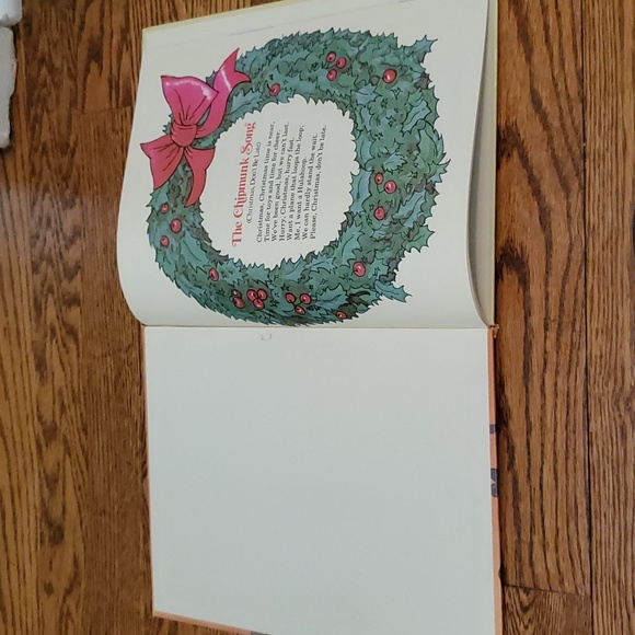 1985, A Chipmunk Christmas (Alvin and the Chipmunks) Book - Picture 2 of 13